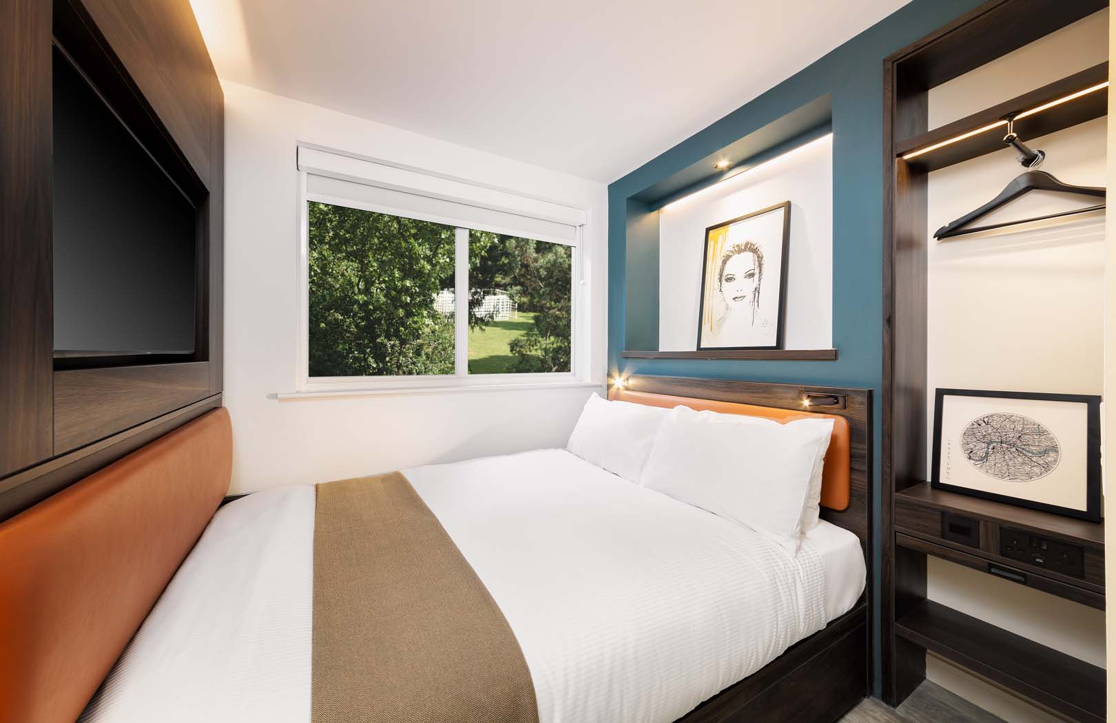 The East London Hotel's Double bed and TV